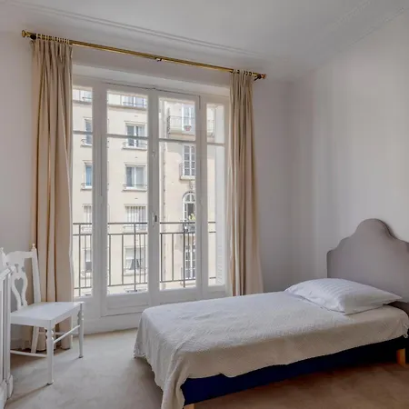 Center - Prestige Rousseau * Paris
